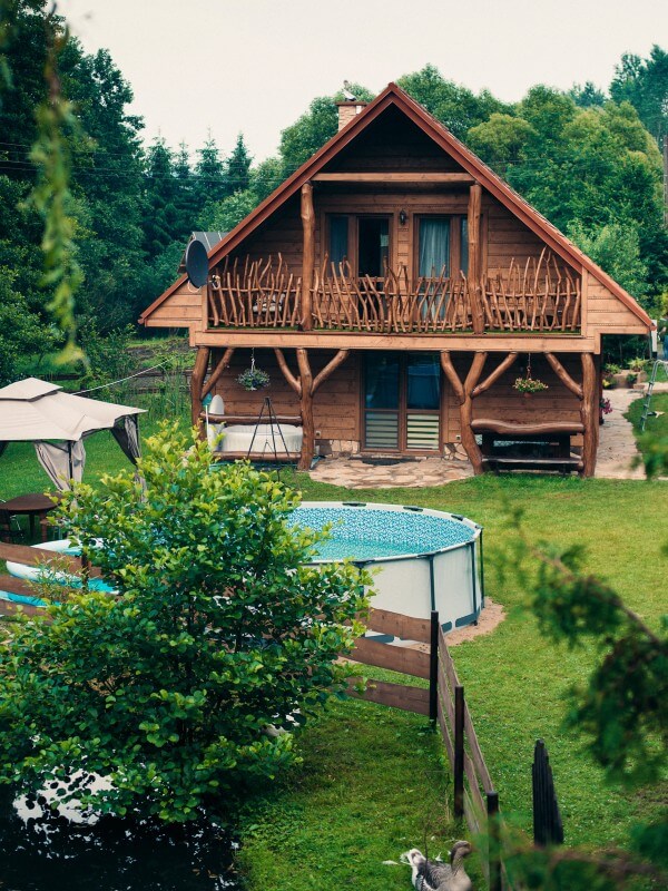 Drewniany domek z basenem